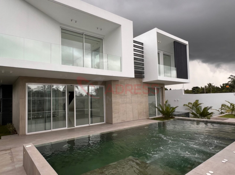 Villa F8 à louer Abidjan Cocody – Luxe et Prestige