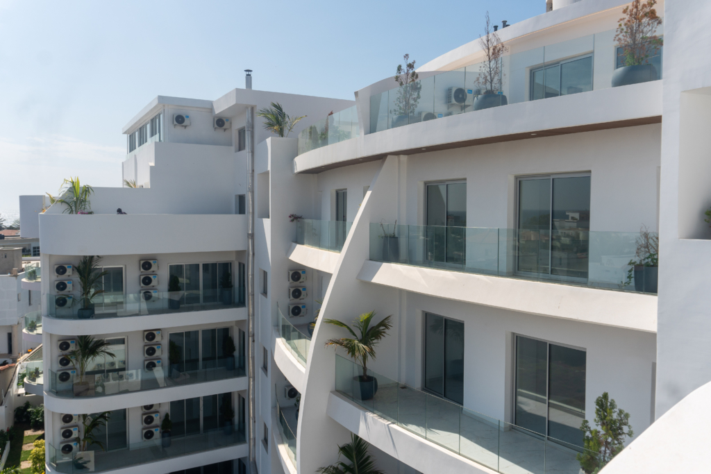 Résidence Les Vagues Sénégal façade moderne, intérieur appartement de luxe Dakar