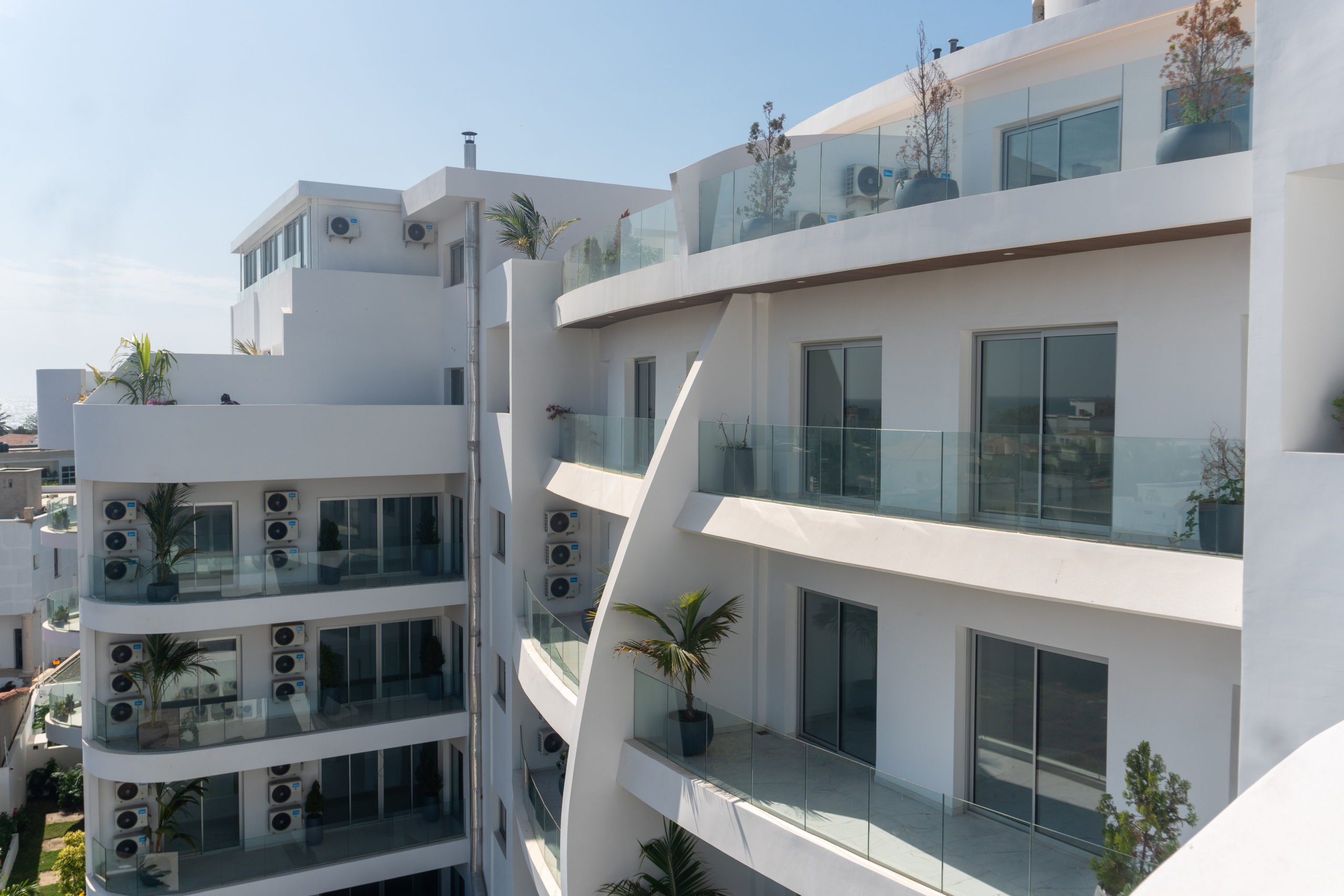 Résidence Les Vagues Sénégal façade moderne, intérieur appartement de luxe Dakar